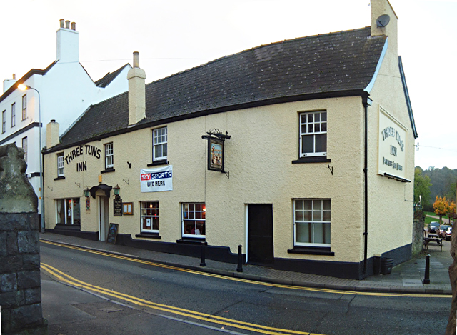 long, white-painted pub, <I>circa</I> 1700