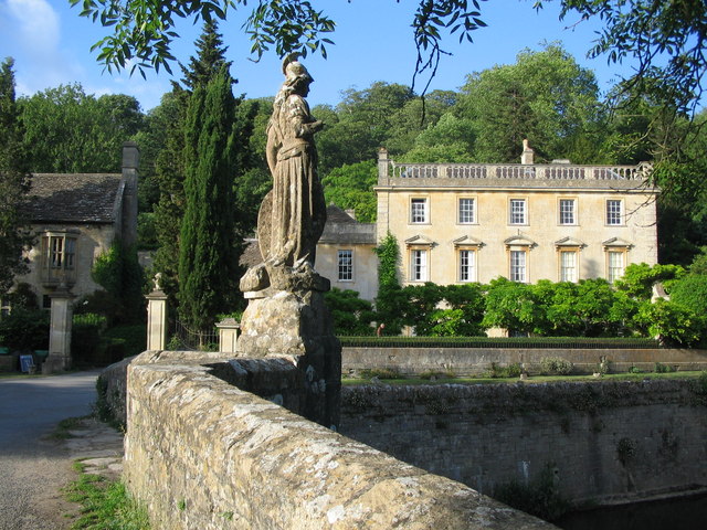 Iford_Manor_front