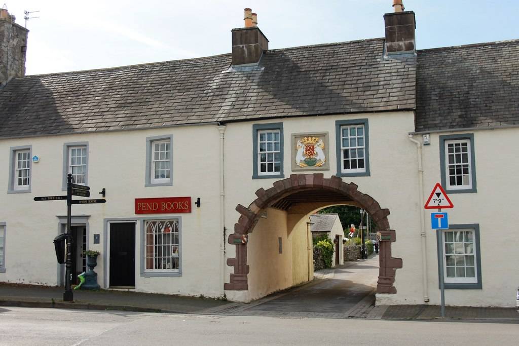 Photo of white-fronted inn witgh a tunnel through it